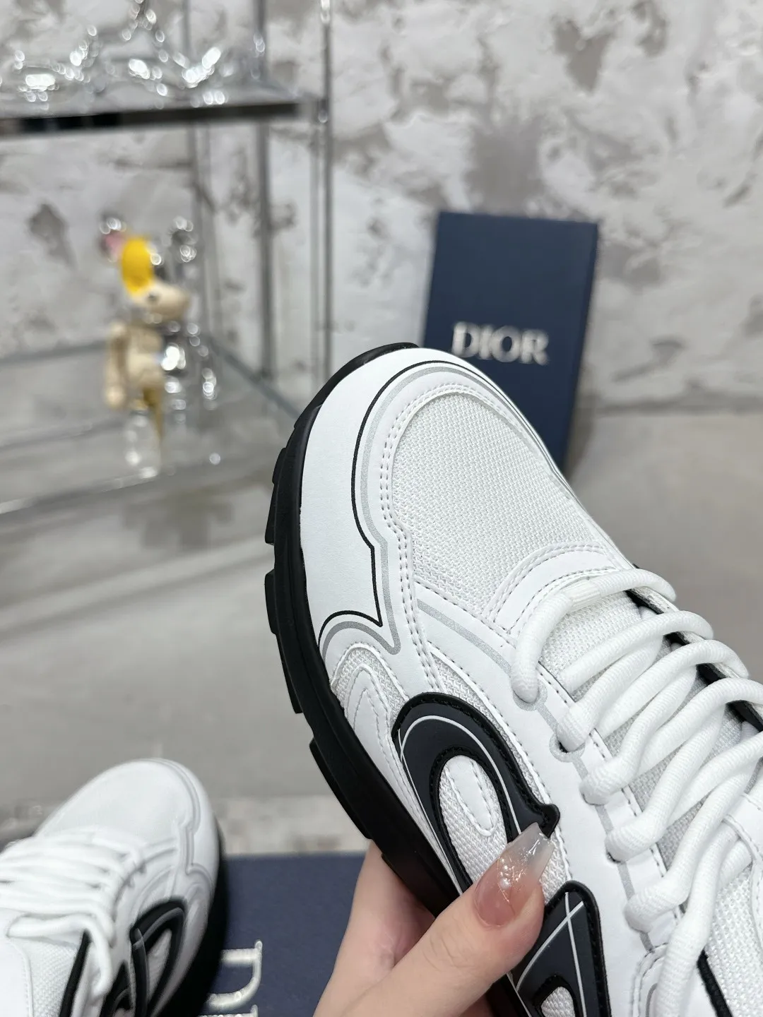 Men's men's shoes 💰600❤️❤️❤️High version Dior Dior's latest color matching B30 series reflective dad sneakers original 17380💰 purchased for development and production Brand new B30 sneakers Dad Shoes style shoes that follow the trend of the retro market The Dior logo on the tongue also indicates that this pair of shoes is the B30 model! B30 uses fine-textured leather and mesh cloth materials to form a shoe body. There are conspicuous letters CD on both sides of the shoe body to indicate identity. Many lines on the shoe body outline details to make the shoes look less monotonous and full of retro flavor. The delivery counter is exquisitely packaged🛍📦 ▪️Fabric: Original customized technical fabric + mesh ▪️Inner lining: Customized breathable lining ▪️Outsole: Original molded IP foam + TPU outsole ▪️Sole thickness: 3.5CM ▪️Size: Women’s size 35-40 / Men’s size 39-46